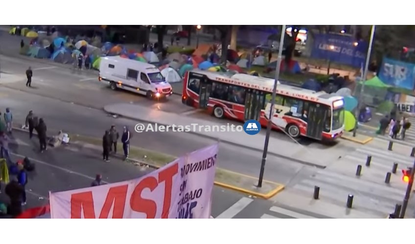 AlertasTransito's tweet photo. ⛺ 3er dia de #Acampe 
⛔ #9deJulio e/#Independencia y #Avde Mayo 
👍 #Metrobus

🚧 Segui los #Cortes y #Piquetes minuto a minuto en
https://t.co/Q3VsBtUqCf
#AlertasTransito https://t.co/1KK9st516K