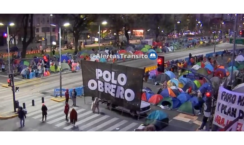 AlertasTransito's tweet photo. ⛺ 3er dia de #Acampe 
⛔ #9deJulio e/#Independencia y #Avde Mayo 
👍 #Metrobus

🚧 Segui los #Cortes y #Piquetes minuto a minuto en
https://t.co/Q3VsBtUqCf
#AlertasTransito https://t.co/1KK9st516K