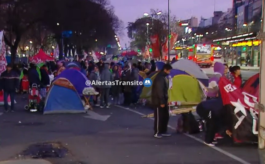 AlertasTransito's tweet photo. ⛺ 3er dia de #Acampe 
⛔ #9deJulio e/#Independencia y #Avde Mayo 
👍 #Metrobus

🚧 Segui los #Cortes y #Piquetes minuto a minuto en
https://t.co/Q3VsBtUqCf
#AlertasTransito https://t.co/1KK9st516K