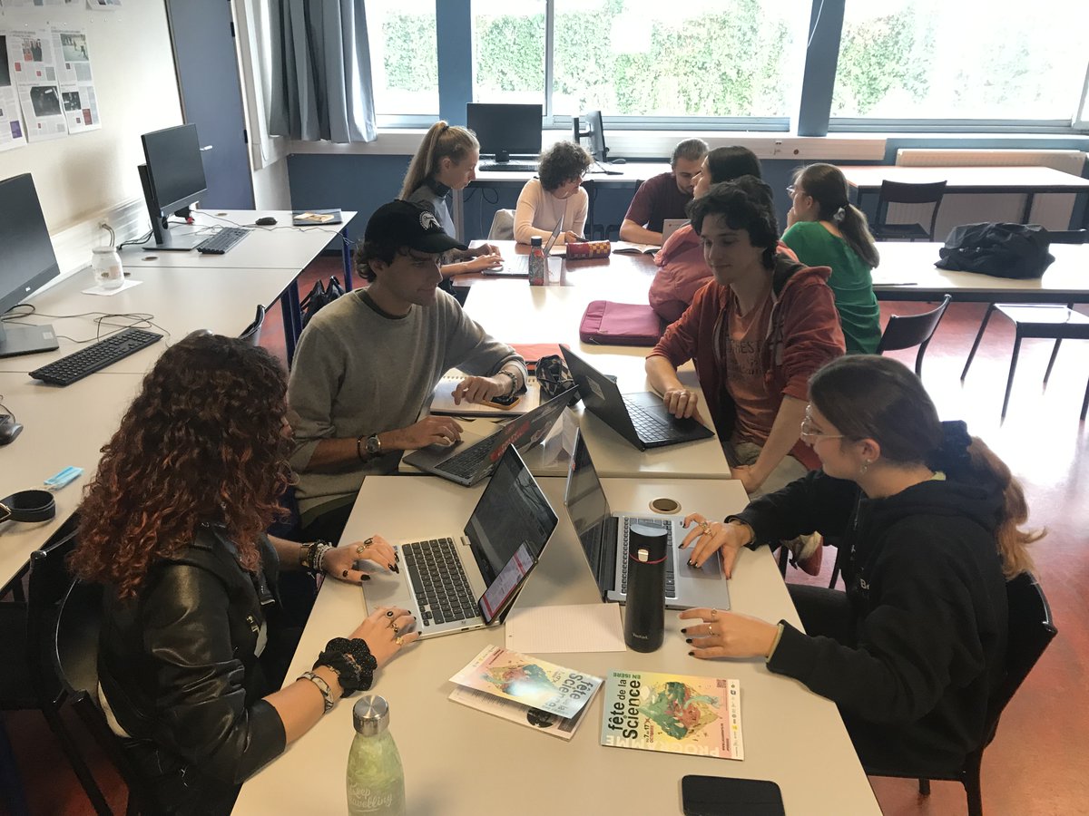 LMSchlenker's tweet photo. Nous y sommes : les M1 du @CcstMaster @UGrenobleAlpes préparent la couverture de la #FDS2022 ! Maxime Carré de @LaCasemate nous a présenté le programme et les étudiants s’organisent pour suivre l’événement en équipe.
#FDSAURA2022
▶️On vous racontera tout sur @EchoSciGre https://t.co/xFVTxqmGJz