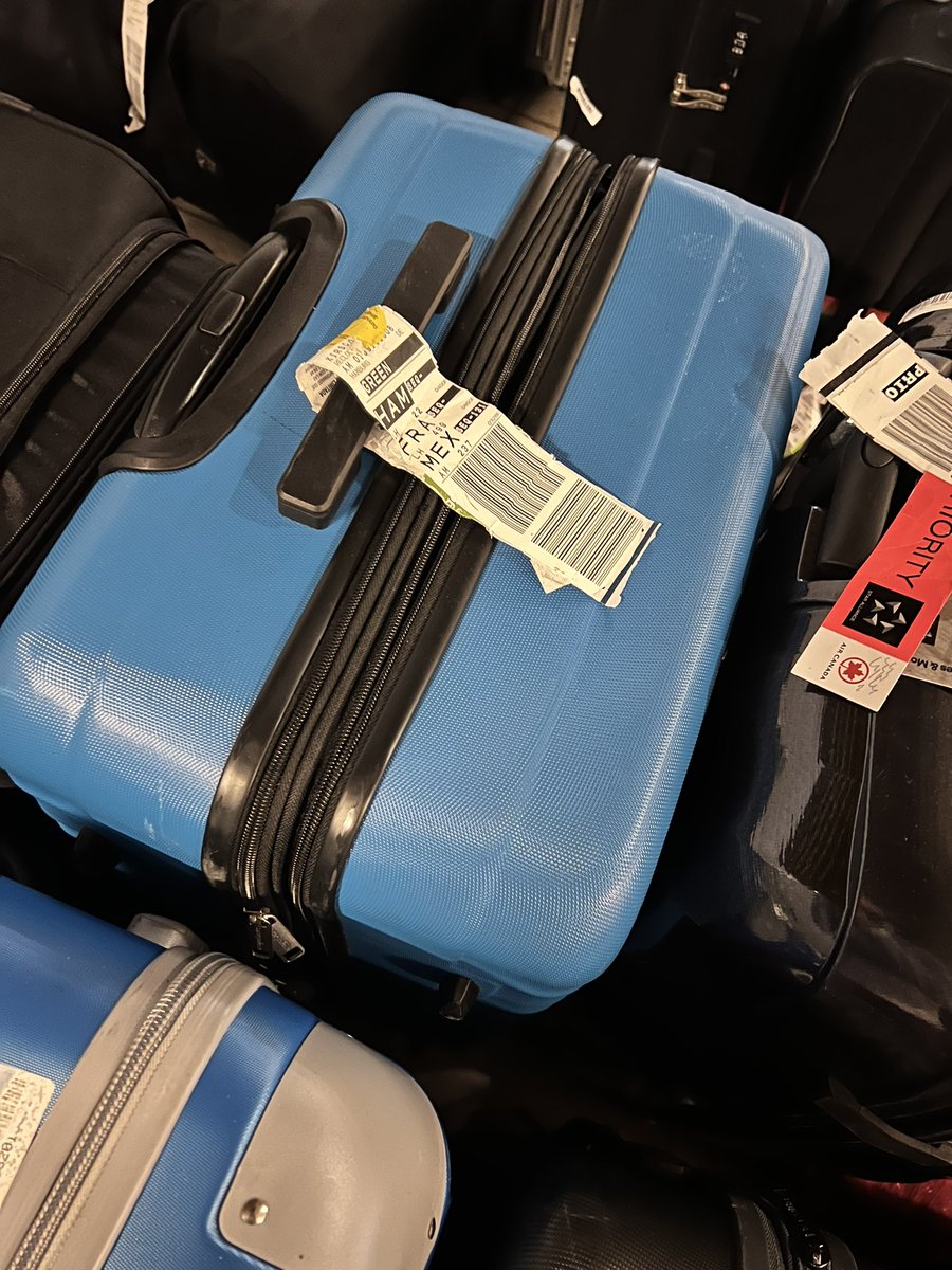 The #hamburgairport is overload with #luggage, many passengers are loosing theirs. Looking for mine I found this one de un paisano. Pongo este twit esperando ayudar a su dueño. Si eres tú: tu maleta está en la tango Terminal en Hamburgo. Ojalá la encuentres…