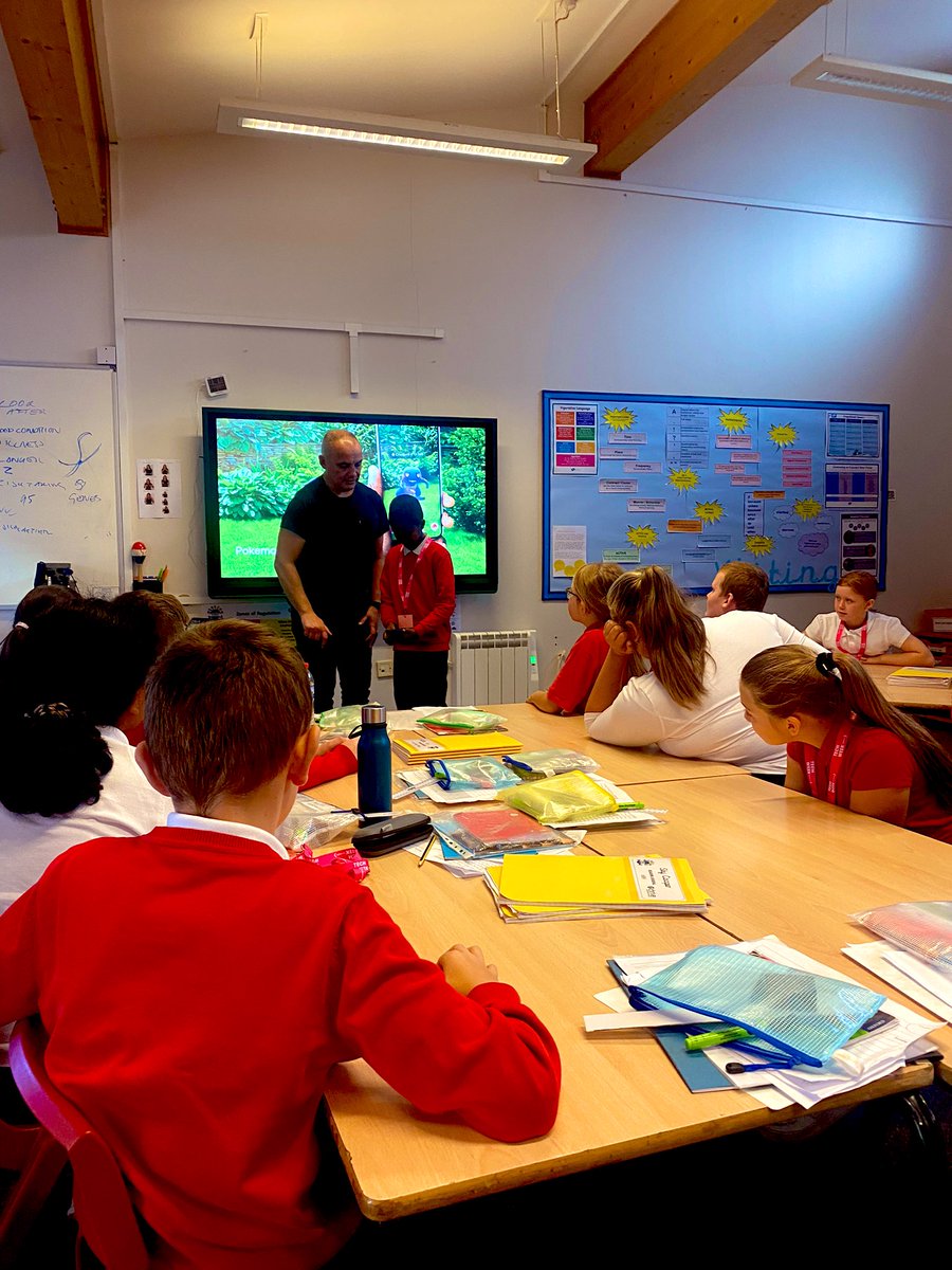 childrensuni's tweet photo. Learning about different technology with @ChilternPSHull and @ExpoHumber pupils in Y6 are learning about how we use tech in health #futuresintech https://t.co/bA8tK7f0Pb
