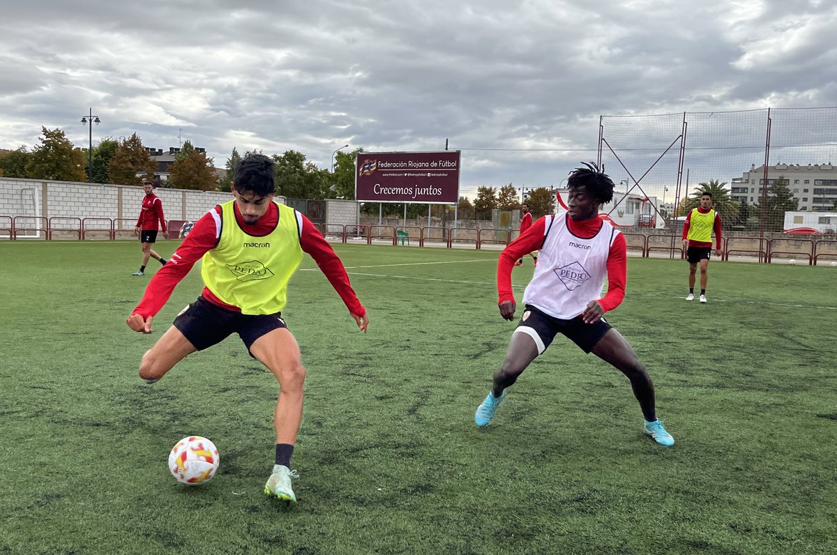 ¡Trabajo en campo reducido en la sesión de esta mañana! ¡Cada vez falta menos para el #LogroñésSabadell! 💪🏻

#EspírituBlanquirrojo 🤍❤️
