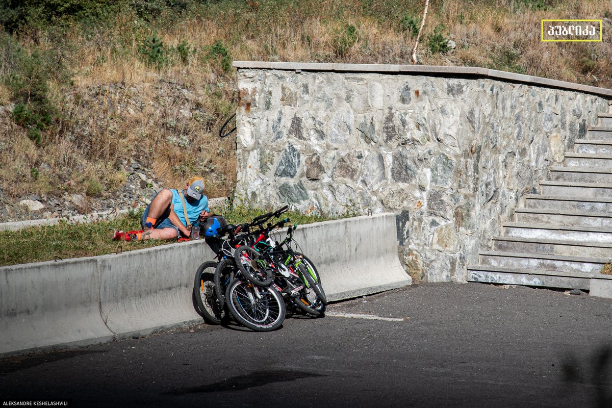 Publika_ge's tweet photo. After the announcement of #mobilization, thousands of Russians are fleeing to #Georgia from #Russia. Women, children cross the #border at #Lars, but mostly young men. By cars, bikes, scooters or walking, with luggage or backpacks.

See photos: https://t.co/HOTOI25SXS
#UkraineWar https://t.co/zVQI3oLhK5