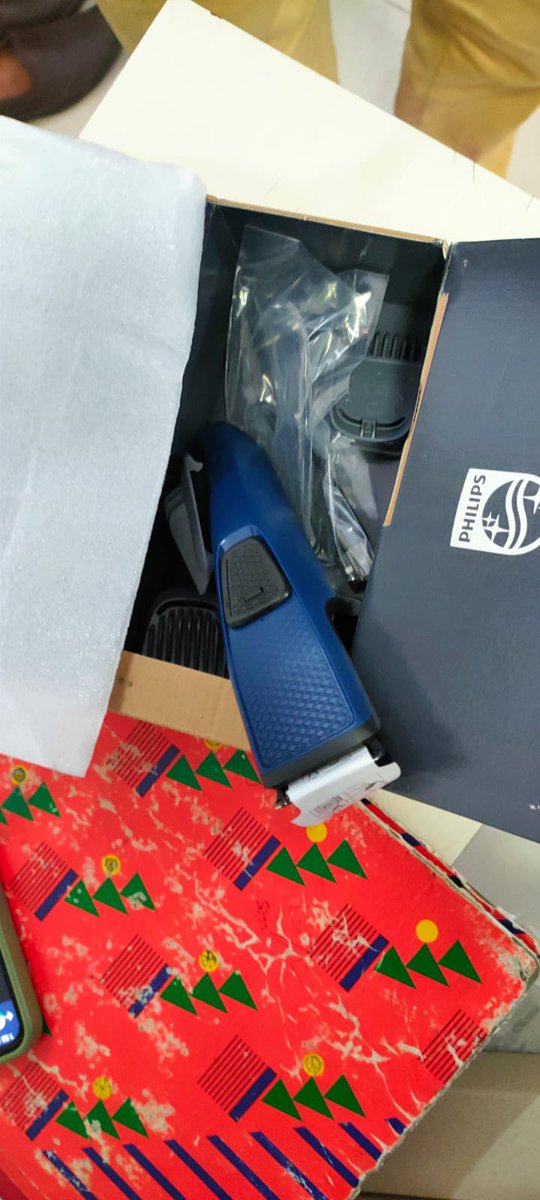 ddhwani's tweet photo. @amazonIN @GreatIndiaSale ordered for mobile, got a trimmer @consaff Amazon customer team informed that they have send the right goods as per investigation done by them. Day light robbery https://t.co/QurWKJwDqp