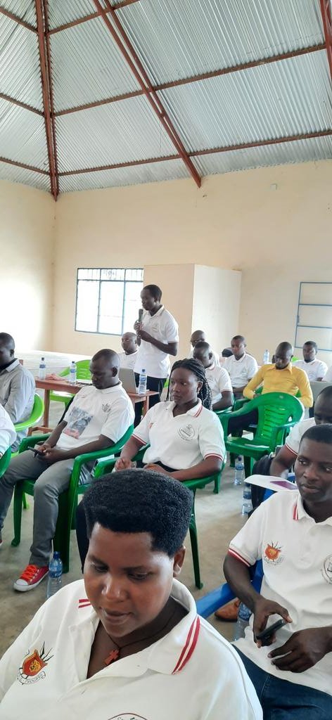 cnjbdi's tweet photo. Les activités ont debuté par une présentat° génerale du @cnjbdi par @DrIngabire, président du @cnjbdi. Il a insisté sur le rôle et les miss° @cnjbdi . Les participants en ont profité pour donner des recommendat° quant à l'organisat° et la mise en oeuvre des activités du @cnjbdi. https://t.co/0lWx741aDq