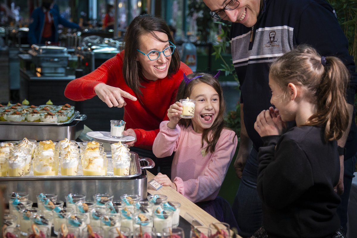 futuroscope's tweet photo. Halloween s'installe à La Table d'Arthur et ça ne vous coupera pas l’appétit ! Oserez-vous goûter à ses terrifiantes spécialités ? 😋
Réservez votre Grand Dîner d'Halloween 👉 https://t.co/nhCR05w6Rg
#Futuroween https://t.co/M1y7PXXrCc