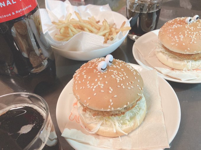 子供たちのリクエストでメンチカツバーガーセット🍔🍟🥤

わいはえのきとさつまいもとレンコン! 