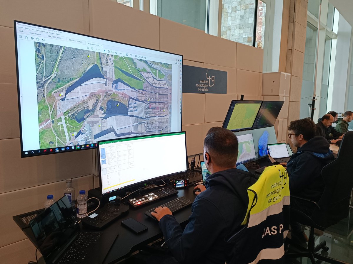amu_led's tweet photo. 2nd exciting day of AMU-LED test flights in Santiago de Compostela๐
Teams are coordinating and working hard so that everything runs perfectly and safe ๐
#finaldemos #H2020 #SESARproject #drones #UAM #Spain https://t.co/oO7lwEUPzK