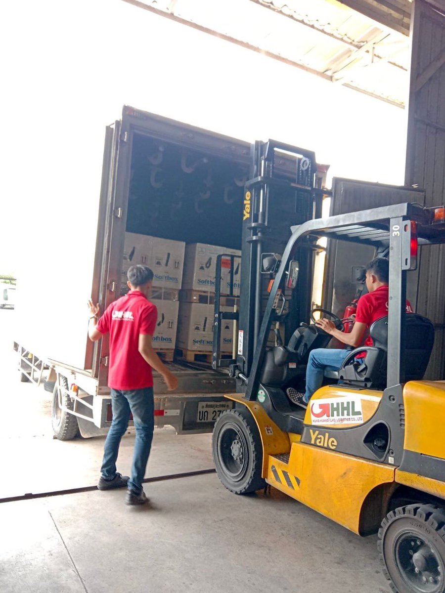 AusAmbLaos's tweet photo. This month Australia delivered 500,000 doses of paediatric COVID vaccine. The  💉 is being rolled out to five year-olds in Laos for the very first time. https://t.co/VebXonBkoa