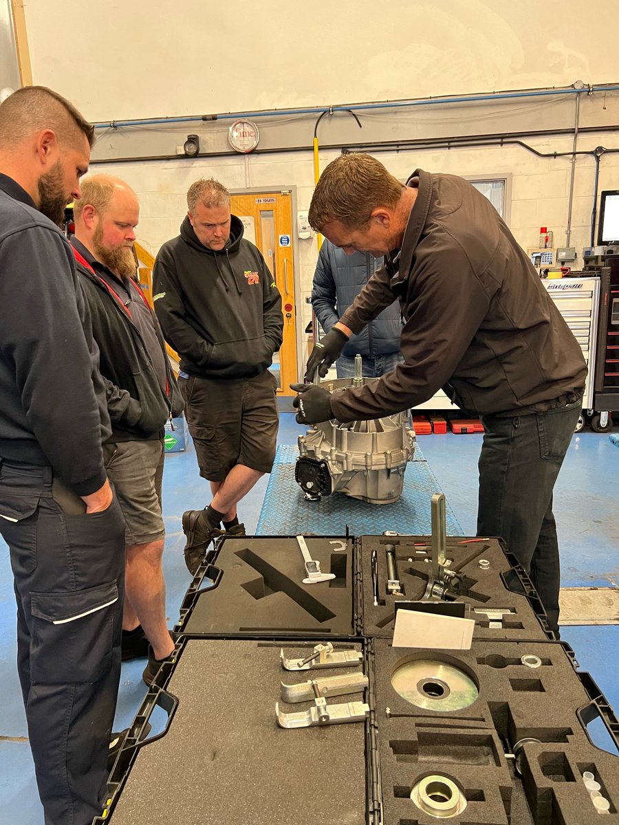 REPXPERT_UK's tweet image. #REPXPERT Alistair Mason was in Suffolk recently conducting Schaeffler Automotive Aftermarket #LuK 2CT double clutch training for Autocare. Great day of learning for the technicians who are now fully trained to diagnose and repair these #LuK double clutch systems.