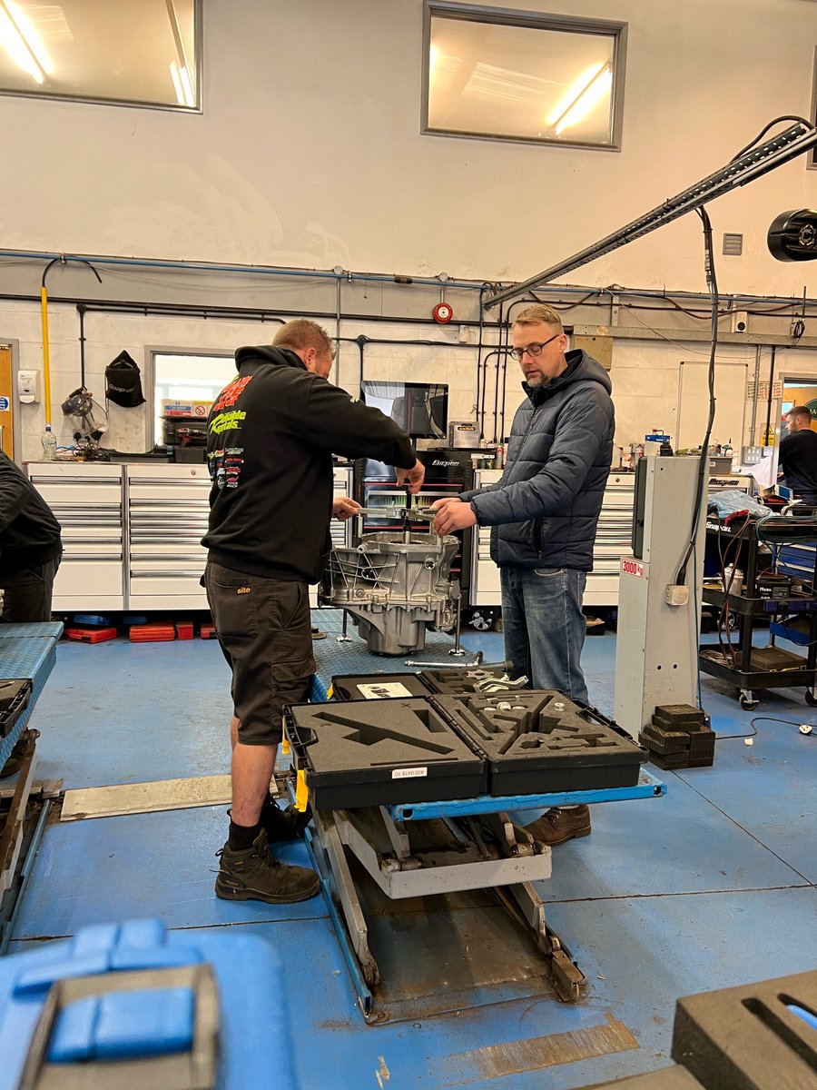 REPXPERT_UK's tweet image. #REPXPERT Alistair Mason was in Suffolk recently conducting Schaeffler Automotive Aftermarket #LuK 2CT double clutch training for Autocare. Great day of learning for the technicians who are now fully trained to diagnose and repair these #LuK double clutch systems.