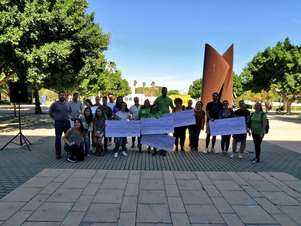 LlenguesUA's tweet photo. Les guanyadores i guanyadors del concurs #Refustejant ja han rebut els premis pel seu enginy creatiu amb els aforismes de #JoanFuster 😍
A l'acte també vam gaudir d'un combat dialèctic fusterià fet per l'Aula de Debat de la UA 🗣️
Celebrem l'#AnyFuster a la @UA_Universitat! 💯 https://t.co/N9NRSCE1tl