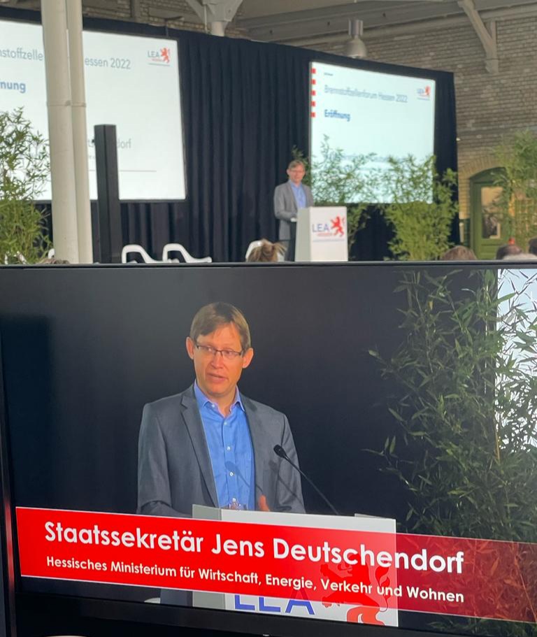 LEA_Hessen's tweet image. „Um Entwicklung d. #Wasserstofftechnologie voranzutreiben, warten wir nicht, bis Versorgungsnetze aufgebaut sind. Wir brauchen u. unterstützen dezentrale Projekte. Gleichzeitig soll Hessen an entstehende Verteilstrukturen angebunden werden.“, so StS Jens Deutschendorf beim #BZF