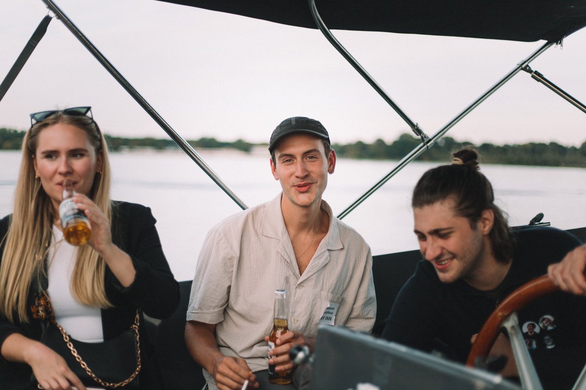 Vergangenen Freitag haben wir mit allen Mitarbeiter:innen aus allen Unternehmen der <a href="/_maigroup/">MAI Group</a> unser MAI Sommerfest am Standort Berlin gefeiert. Wetter, Bootsfahrt, Stimmung und Party waren großartig. #cometogether #maiparty #iammai