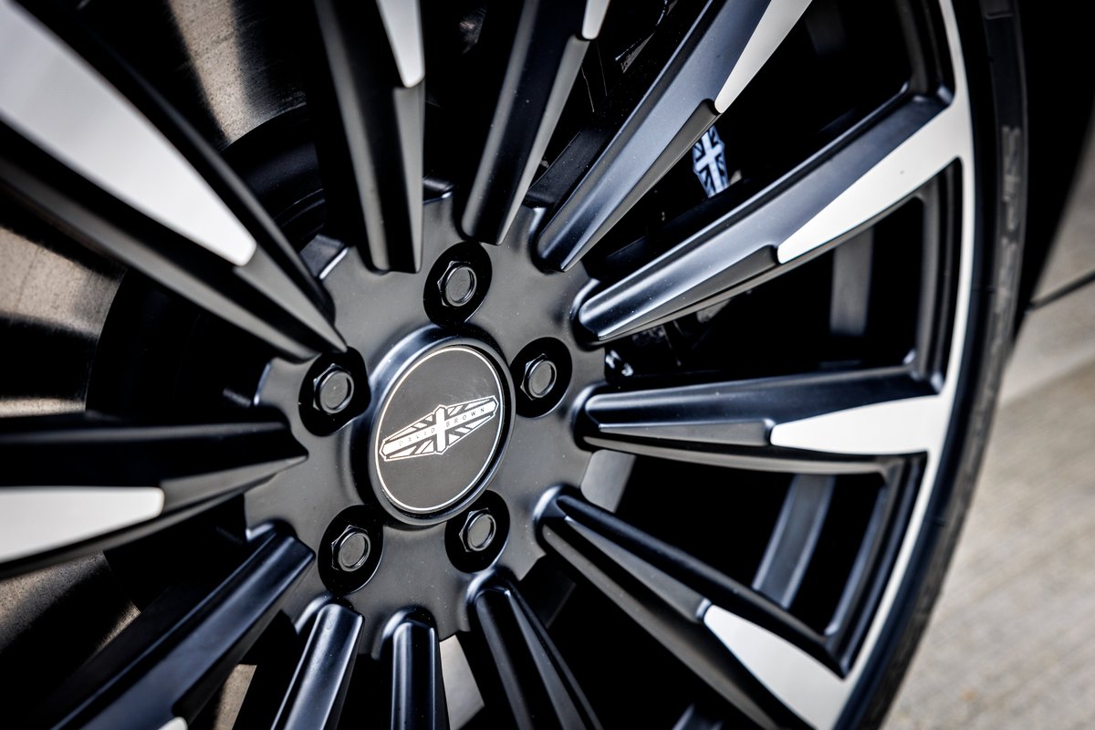 davidbrownautos's tweet photo. Speedback Silverstone Edition sports jet turbine-inspired, ‘Afterburner’ 20” forged alloy wheels which ground the car with an aggressive, purposeful stance. #CoachbuildingIsBack #MadeInBritain #Bespoke #SpeedbackSilverstoneEdition https://t.co/uxwct6iMQp