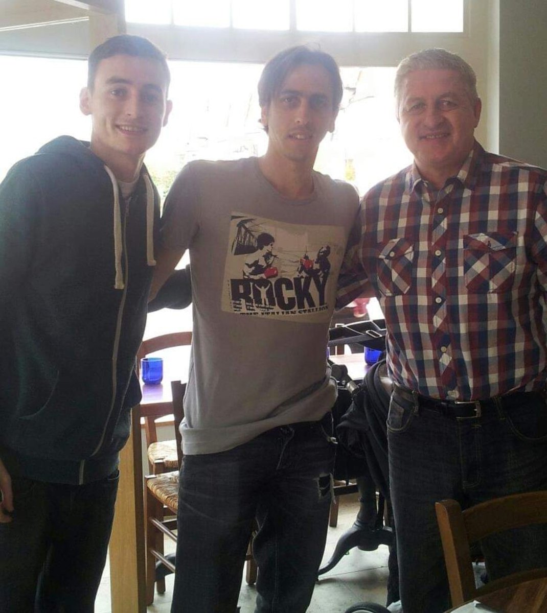 JoeRiordan13's tweet photo. @sportbible Yossi Benayoun at a pizza express in Weybridge 😂 https://t.co/GrHedXAYPP