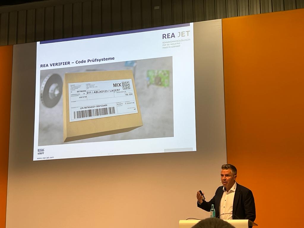 REA_JET's tweet photo. Unser Thema in der #Innovationbox auf der @fachpack "Ein neuer Code verändert Branchen - Warum dem 2D Code die Zukunft gehört" war ein riesen Erfolg. Wer nicht vor Ort sein konnte, kann gerne bei uns auf dem #Messestand 228 in Halle 1 vorbeikommen.
#REAGlobal #PrintApplyVerify https://t.co/tUtEHvzMDb