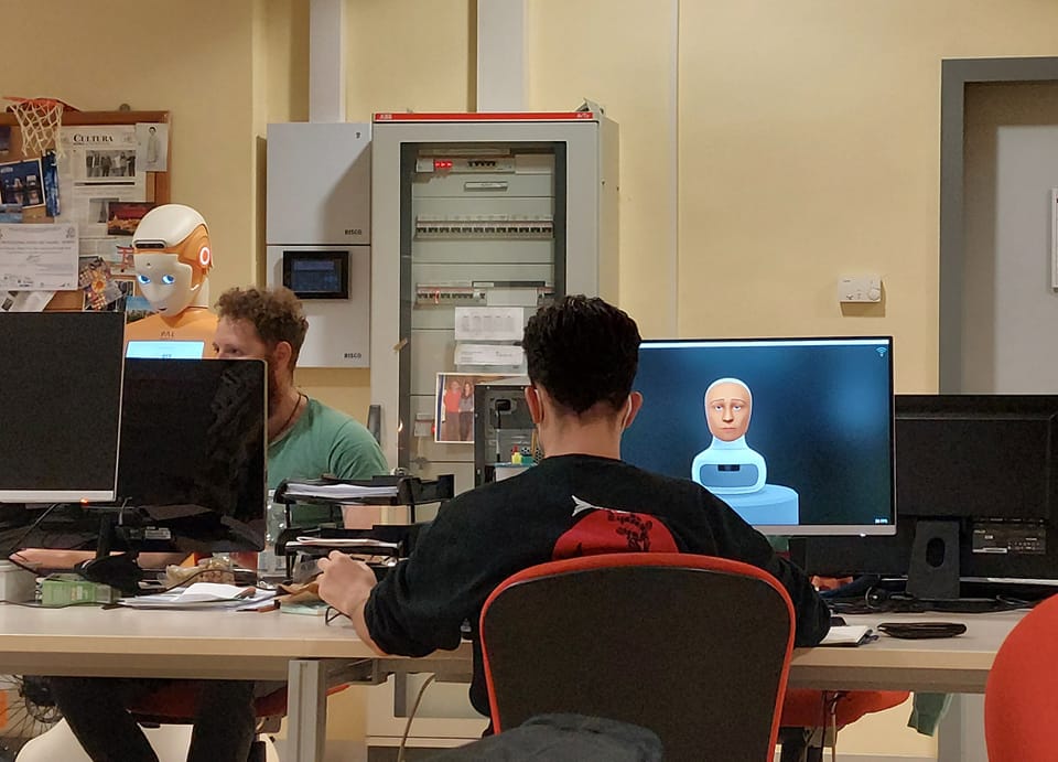 PriscaLab's tweet image. Just an ordinary day at #priscaLab!
#priscalab #palrobotics #furhat #unina #humanrobot