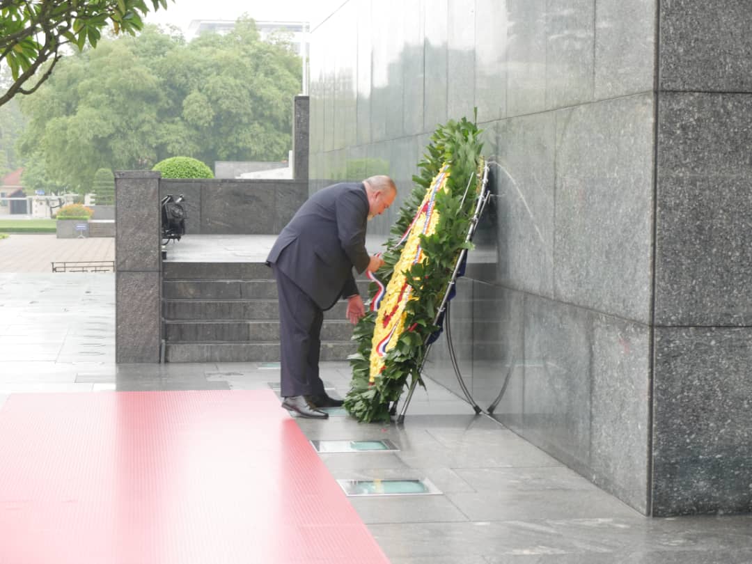 La primera jornada de trabajo de la visita oficial a #Vietnam del Primer Ministro, <a href="/MMarreroCruz/">Manuel Marrero Cruz</a>, inició con un homenaje al prócer de la independencia vietnamita, Ho Chi Minh, en el mausoleo que lleva su nombre.