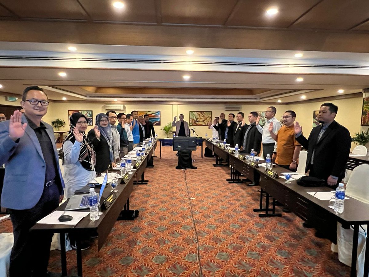 26-29.9.2022 | Mesyuarat Pengurusan JKR Terengganu Bil.3/2022 yang dipengerusikan oleh PKRT <a href="/IrHjMdridzwan/">IrHjMdridzwan</a> serta penyerahan sijil ISO 9001:2015 oleh <a href="/JkrMalwi/">MOHAMAD ALWI MAT ZIN</a> JAPK <a href="/cpabkorporat/">CPAB&KORPORAT JKRTRG</a> dan lafaz ikrar bebas rasuah (IBR) oleh pengurusan JKR Terengganu.
<a href="/JKRMalaysia/">JKR Malaysia</a> <a href="/IrZulkefly/">Mohd Zulkefly S</a> <a href="/HasliJKR/">Hasli Ibrahim (Ir. Dr.)</a>