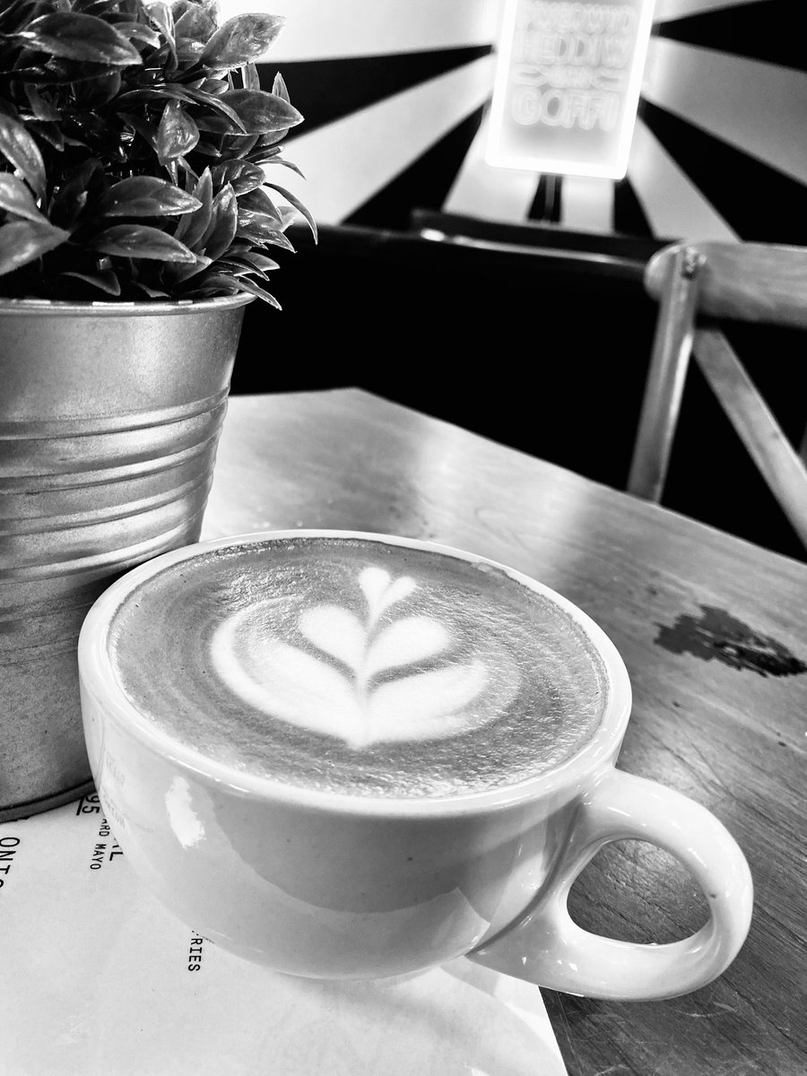 Bore da.

Coffi?

Neu efallai cacen?

Neu efallai'r ddau! 

- - - - - - - - - -

Good morning.

Coffee?

Or maybe cake?

Or maybe both!