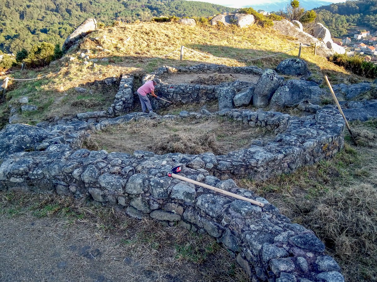 monte_do_facho's tweet photo. O proxecto ten como obxectivo realizar labores de limpeza e roza no xacemento, baixo un rigoroso control arqueolóxico
@turisriasbaixas
@pat_inteligente
#montedofacho
#riasbaixas
#arqueologia
#PontevedraProvincia https://t.co/CrEvM2f9bl