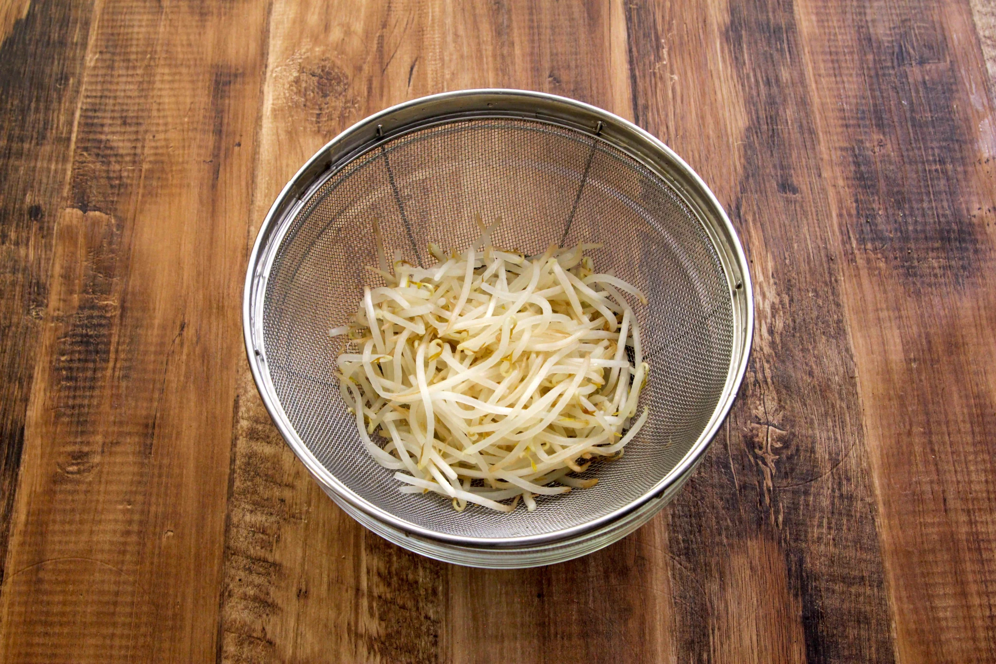 ピリ辛な味付けでご飯がよく進みそう！さっと作れそうなお手軽さも嬉しい「もやし」レシピ！