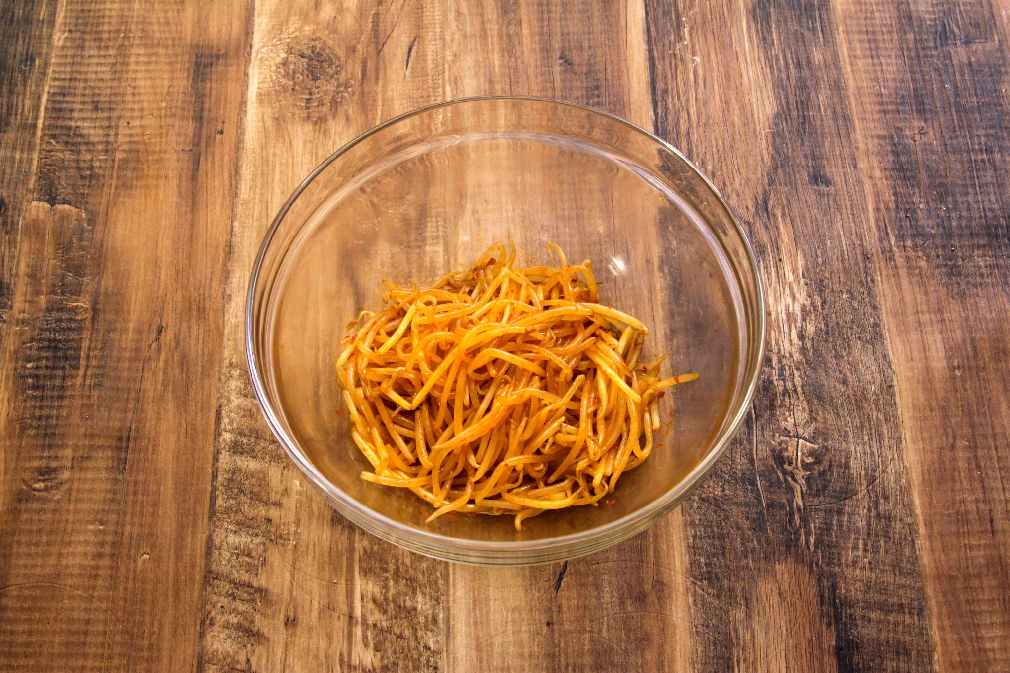 ピリ辛な味付けでご飯がよく進みそう！さっと作れそうなお手軽さも嬉しい「もやし」レシピ！