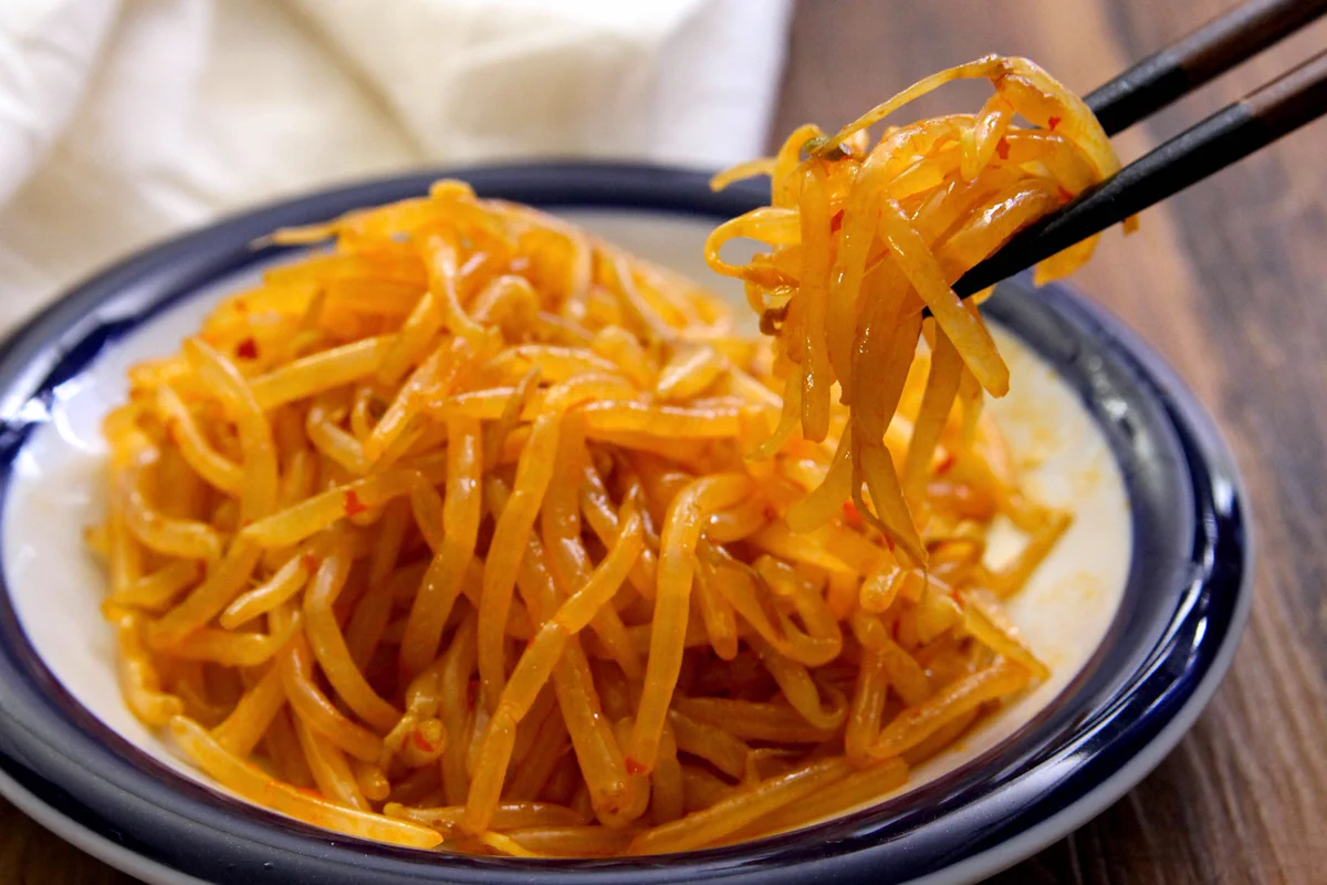 ピリ辛な味付けでご飯がよく進みそう！さっと作れそうなお手軽さも嬉しい「もやし」レシピ！