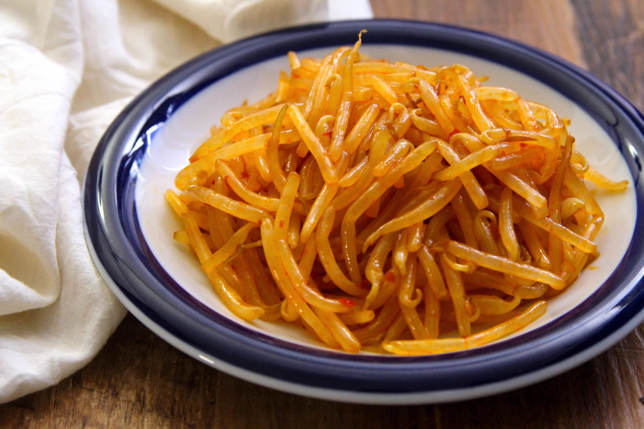 ピリ辛な味付けでご飯がよく進みそう！さっと作れそうなお手軽さも嬉しい「もやし」レシピ！