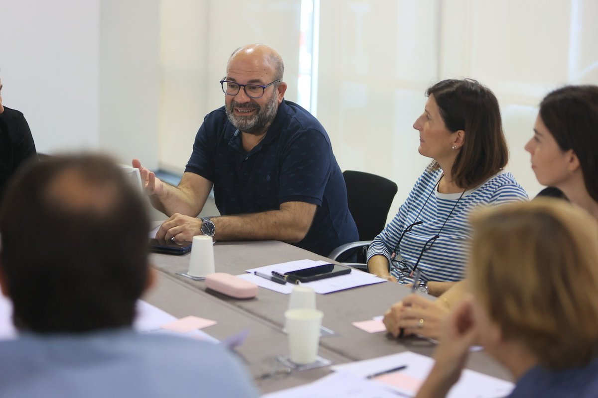 vlcilab's tweet photo. Els seus models ideals de ciutat son:
👉 Ciutat ambientalment sostenible
👉Ciutat econòmicament pròspera
👉Ciutat territorialment cohesionada
👉Ciutat socialment inclusiva

#ProgramaMunicipisInnovadors #TerritorisInnovadors⁣ #OnAMissionTogether #MissióClimàtica https://t.co/97nqCSLUMG