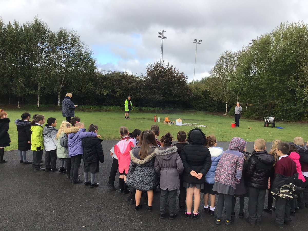 MrsB_Fibbs's tweet photo. Year 2 have had a super Great Fire of London experience this morning.@FibParkAcademy @Fibbersley_2S https://t.co/RjL7toWOvf