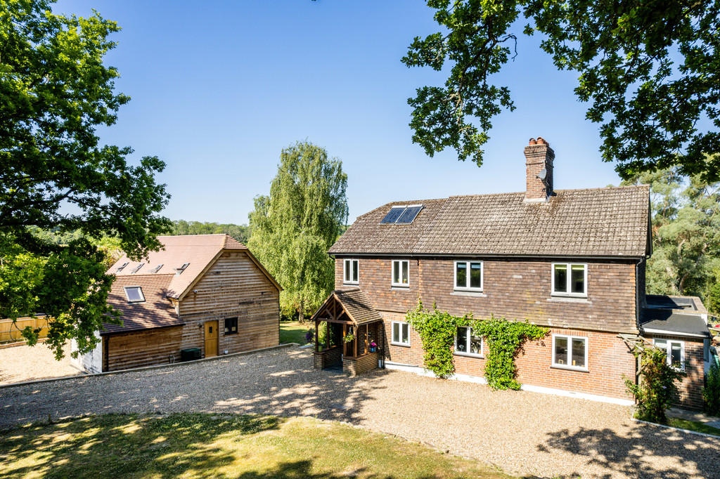 MyMoveTracker's tweet photo. 🛏️ 6 bedrooms
💷 £1,675,000
📌 Luxfords Lane, East Grinstead
🔑 Marketed by @move.revolution

A detached rural residence located on one of the most sought-after roads in the area within a close proximity to town and station.
.
.
#buying #forsale ⁠#finance #home #house https://t.co/xiWk1yi0gU