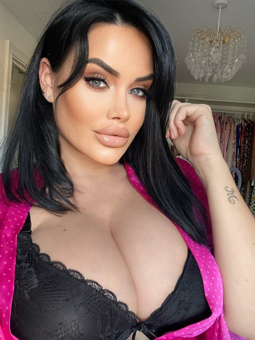 I&rsquo;m a handful 😜 https://t.co/4e1Zn1gp5n