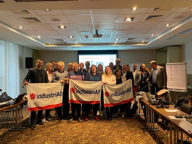 industriAll_EU's tweet photo. Current energy prices are🔝on the agenda at the @etui_org  @industriall_eu Bratislava shop steward &amp; EWC coordinators training on decarbonisation &amp; #JustTransition.
Hearing experiences from industrial ground in SK, FR, IT, AT &amp; AL is vital to ensure no worker is left behind. https://t.co/wSNvfaspch