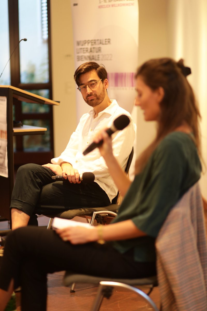 Ebenfalls Anfang des Monats durfte ich bei der #LiteraturBiennale Wuppertal eine Lesung von <a href="/yannicfederer/">Yannic Han Biao Federer</a> zu seinem Roman #TAO moderieren - und ein sehr interessantes Gespräch mit ihm über seine jüngste Reise nach Indonesien führen. Danke für den schönen Abend!
📸:Anna Schwartz