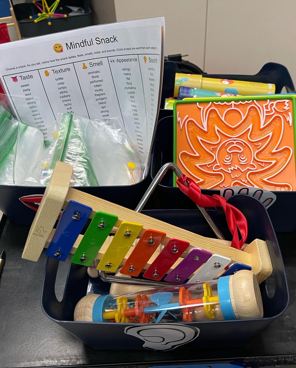 CounselorSoto's tweet photo. Today in Kindergarten, we used our 5 senses to help us settle our glitter and get to green. #Mindfulness #SEL #5Senses #GuidanceLesson #SchoolCounselor https://t.co/iPTnWUuJma