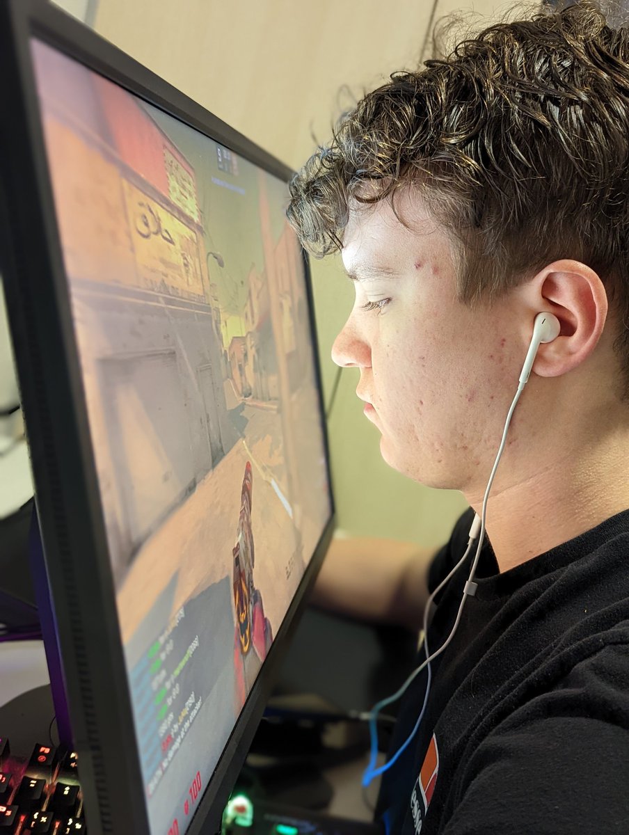 Fun Fact: YEKINDAR is one of the rare 1920x1080 resolution players. Sitting  like this + FullHD makes it feel like a better and HQ version of 4:3. Legal  cheat?