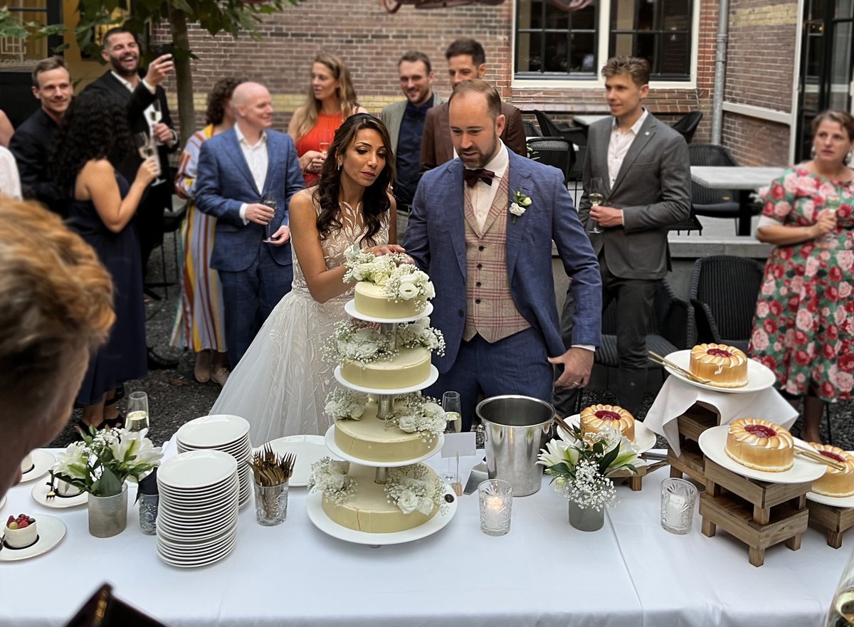 FormosaInvest's tweet photo. Many thanks to @dutchlilymasters for suggesting the lilies for the wedding of Timo &amp; Aida. It certainly made the day more fabulous. A wedding to be remembered!
#wedding #formosa #dutchlilymasters #snowboard #doublelily #roselily #whataday https://t.co/vHuowFX3dz