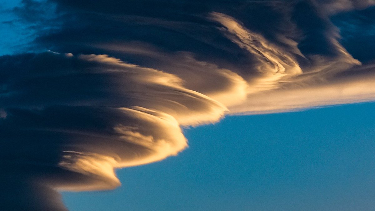 LFJPhoto's tweet photo. Nube lenticular del día de ayer vista desde zona los Majuelos. #SanCristobalDeLaLaguna #Tenerfie
@VickyPalmaMeteo @AGMCan @EmocionesCan @Adricor_fer 
#nubelenticular https://t.co/JgU7K7EsMD