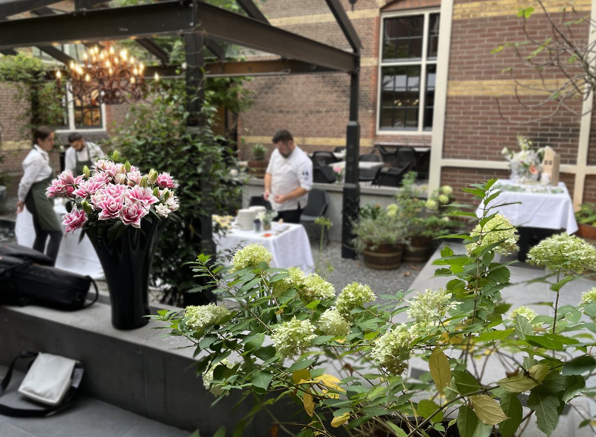 FormosaInvest's tweet photo. Many thanks to @dutchlilymasters for suggesting the lilies for the wedding of Timo &amp; Aida. It certainly made the day more fabulous. A wedding to be remembered!
#wedding #formosa #dutchlilymasters #snowboard #doublelily #roselily #whataday https://t.co/vHuowFX3dz