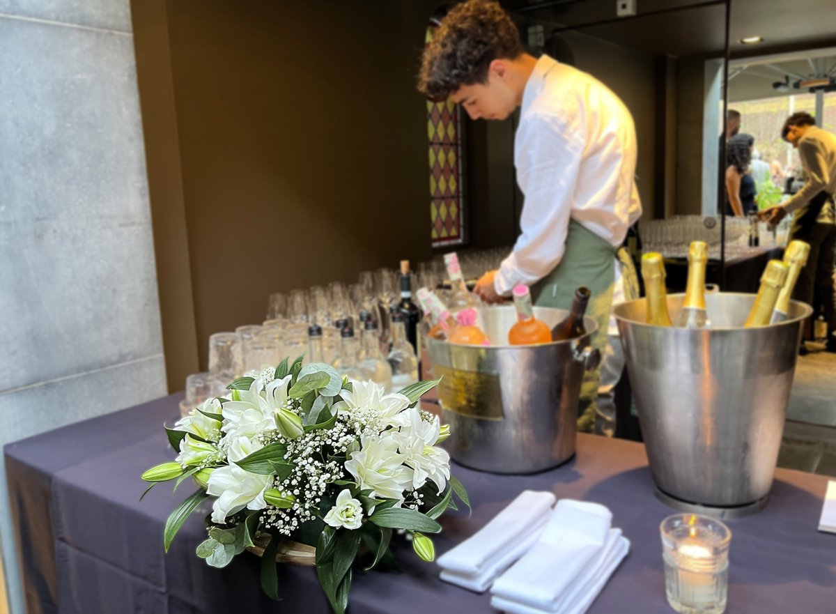FormosaInvest's tweet photo. Many thanks to @dutchlilymasters for suggesting the lilies for the wedding of Timo &amp; Aida. It certainly made the day more fabulous. A wedding to be remembered!
#wedding #formosa #dutchlilymasters #snowboard #doublelily #roselily #whataday https://t.co/vHuowFX3dz