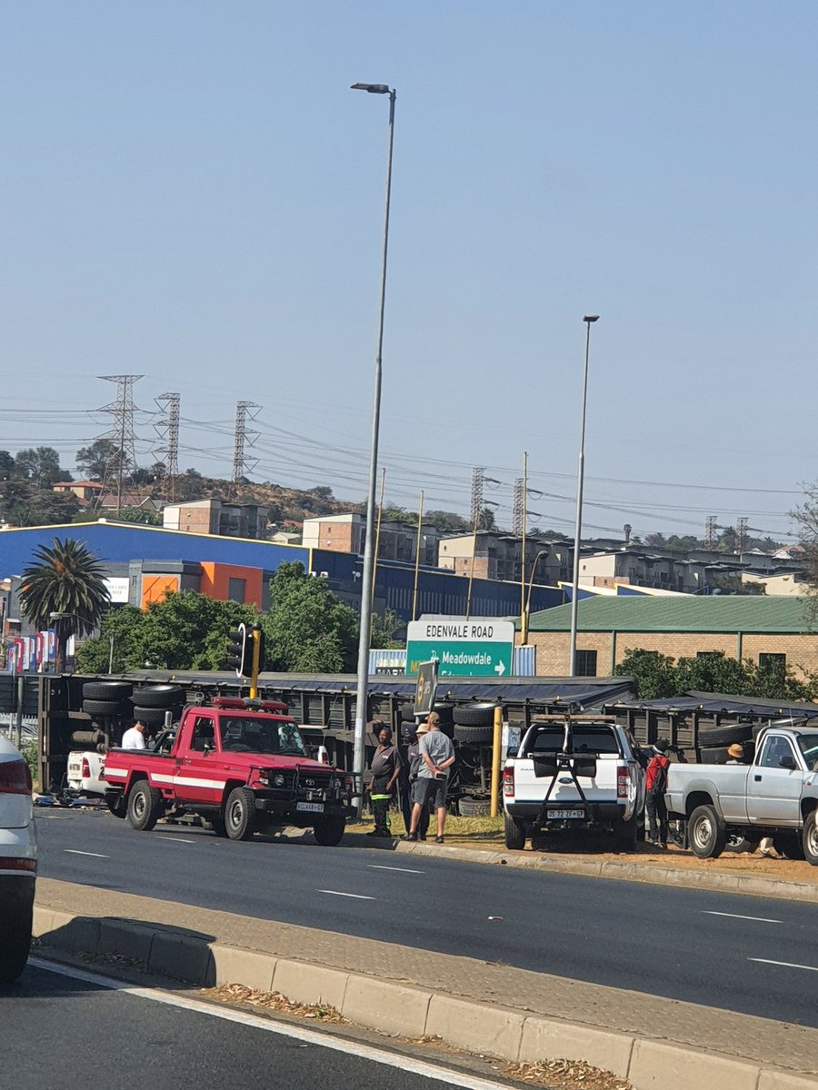 GothVampyre's tweet photo. @TrafficSA A truck was overturned and several other vehicles were smashed too. Any idea what happened there? https://t.co/2g7A9nAekm