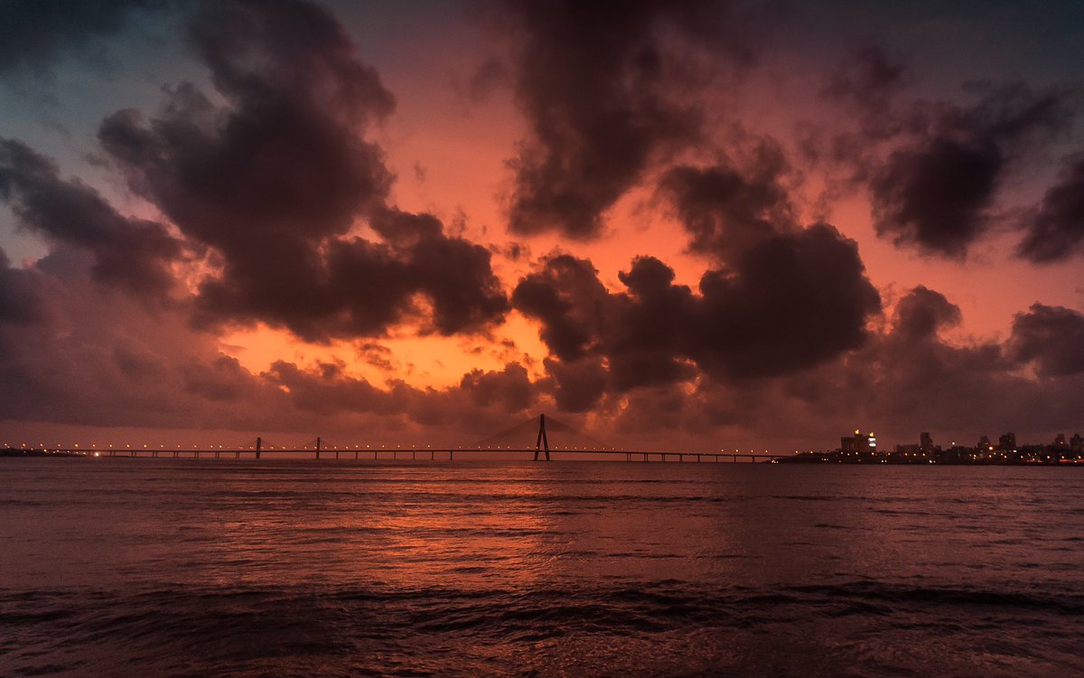 indrajitsanjay's tweet photo. One of the most dramatic sunsets I’ve seen in my life. 🌅❤️ #sunset #PhotoOfTheDay #sunsetphotography #mumbai #streetphotography https://t.co/BA8jSdmcXV