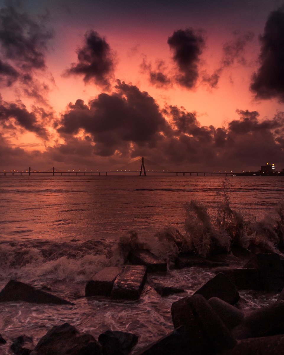 indrajitsanjay's tweet photo. One of the most dramatic sunsets I’ve seen in my life. 🌅❤️ #sunset #PhotoOfTheDay #sunsetphotography #mumbai #streetphotography https://t.co/BA8jSdmcXV