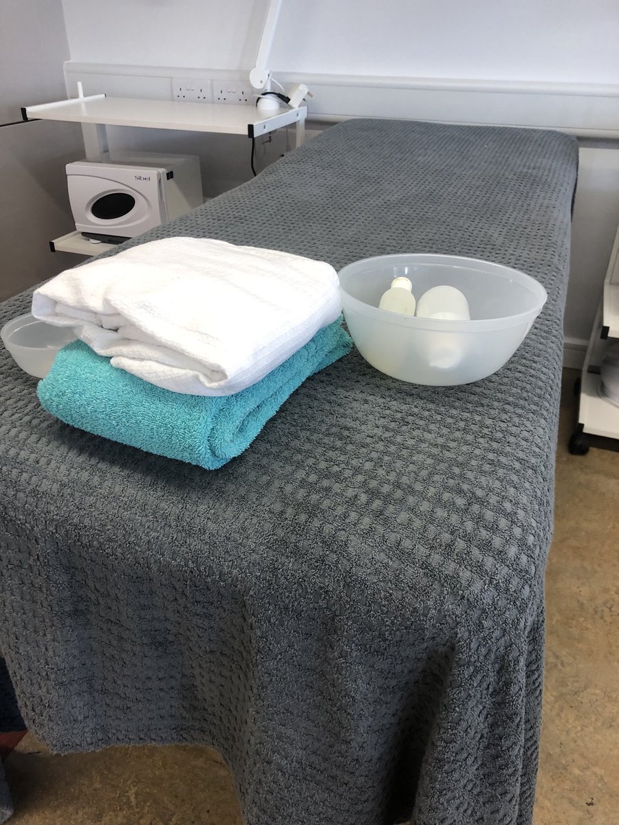 ChloeDevaney5's tweet image. Ready for the first Indian Head massage practical! 💆‍♀️💆‍♀️@TUS_ie @MajellaGolden #beautyspatus #relaxation