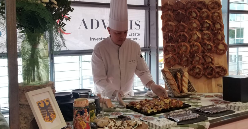 AdvenisREIM's tweet photo. đ ĂVĂNEMENT | â Tic-tac ! Lâheure des derniers prĂ©paratifs a sonnĂ©.
đčRDV aujourdâhui Ă 12h, Salon TĂȘte d'Or, Centre de CongrĂšs de #Lyon pour partager un moment dâĂ©change & de convivialitĂ© aux couleurs europĂ©ennes.
đ€Nos Ă©quipes vous attendent avec impatience !
#ComPublicitaire https://t.co/SySTyutm3H