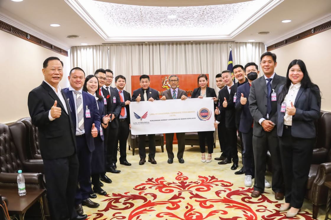 jobbuilderMY's tweet photo. 21 September 2021 marked another momentous occasion for #Jobbuilder on the very first courtesy visit to #ParliamentMalaysia #DewanRakyat #Malaysia, which was welcomed by Hj Rashid Hasnon, YB Dato' Hj Mohd Rashid Hasnon, Deputy Speaker of Parliament.  🇲🇾👏🏼👏🏼👏🏼#NegaraKita #Malaysia https://t.co/fZOs05oIxu