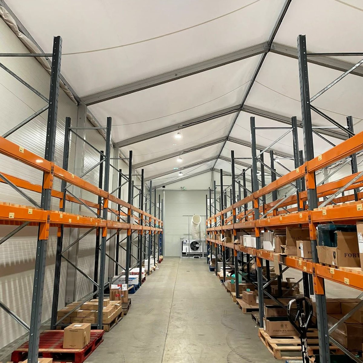 BuildingsWs's tweet photo. At WS Temporary Buildings our team will find a solution for whatever your requirements. 
This internal unit for Iforce will help fulfill their upcoming Christmas Hamper orders and help keep the stock below 5°c
#temporarybuildings #warehouse #chilled #tempcontrolled #storage https://t.co/2HC51BJSbt